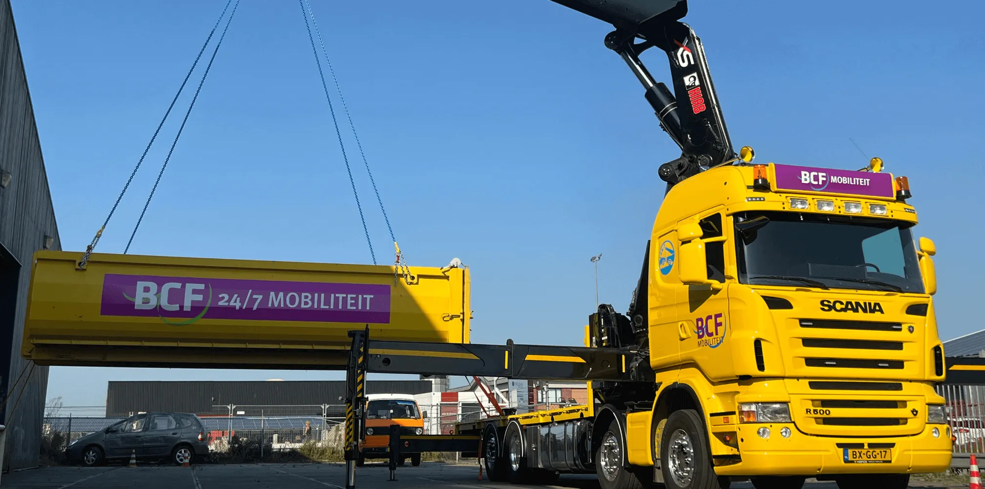 BCF specialist begeleidt een elektrisch voertuig