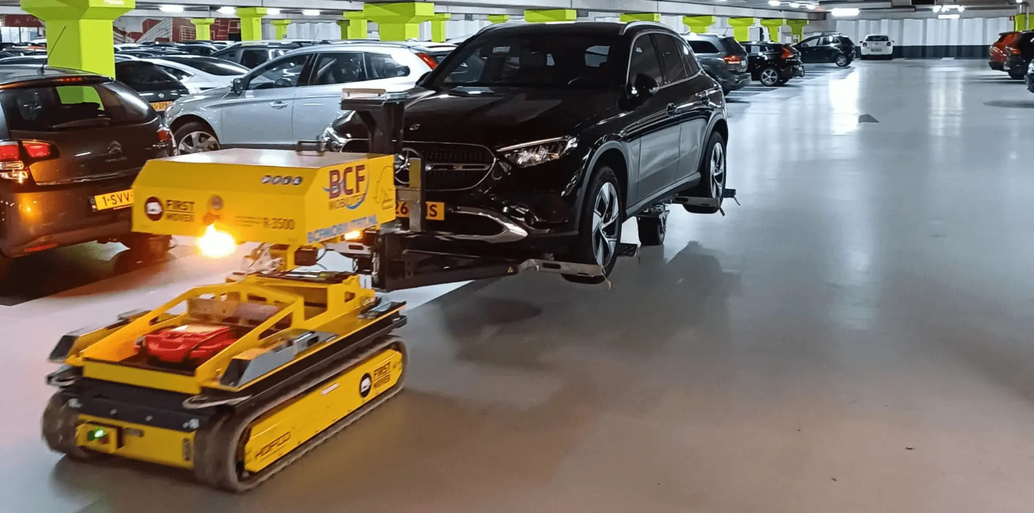 BCF Mover verplaatst een voertuig uit een parkeergarage