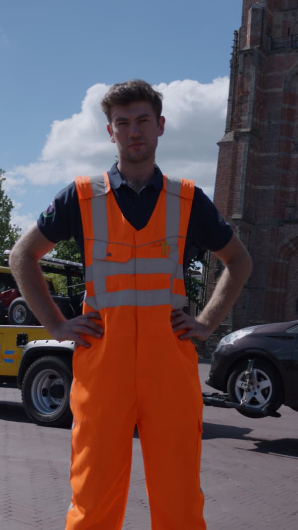 BCF Mobiliteit medewerker in oranje veiligheidskleding