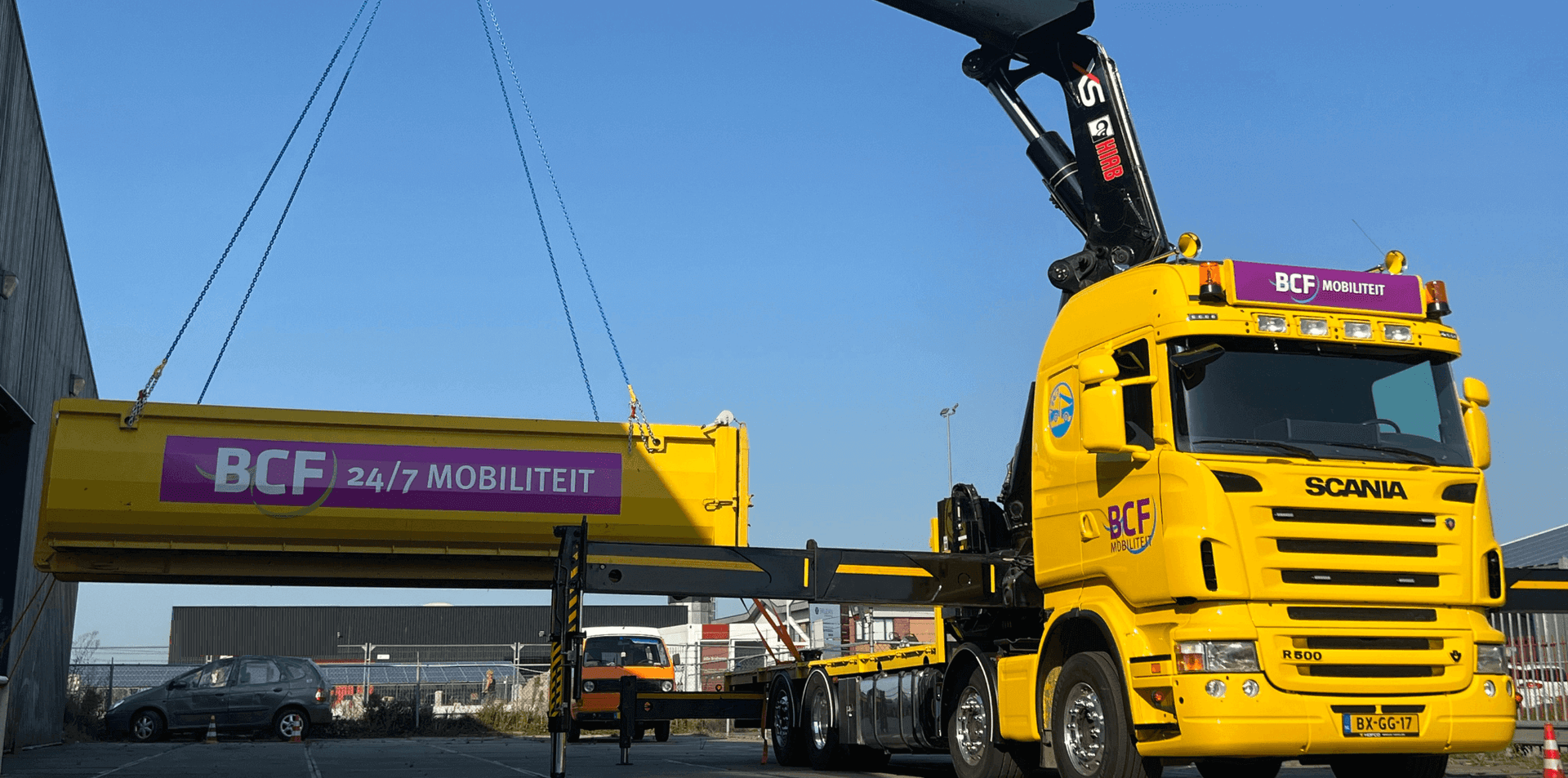 BCF specialist begeleidt een elektrisch voertuig