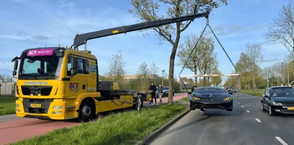 Lichte bergingswagen van BCF laadt een voertuig