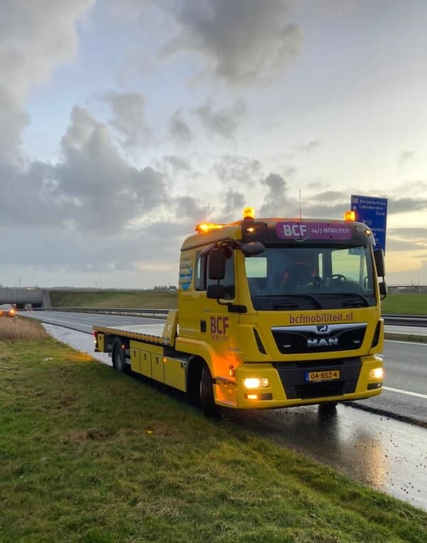 BCF zware bergingswagen bergt een vrachtwagen